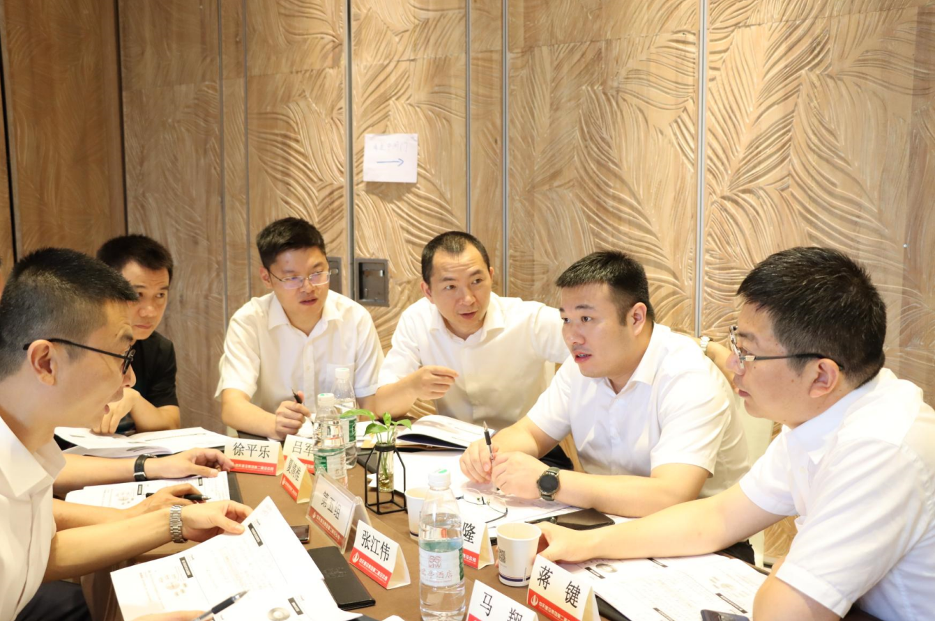 2021年6月25日-26日，豪运国际二建组织开展了2021年中高层主管执行力培训。本次培训特邀清华、北大、上海交大总裁班讲师，中国企业家协会特聘高级讲师许晋老师进行授课。